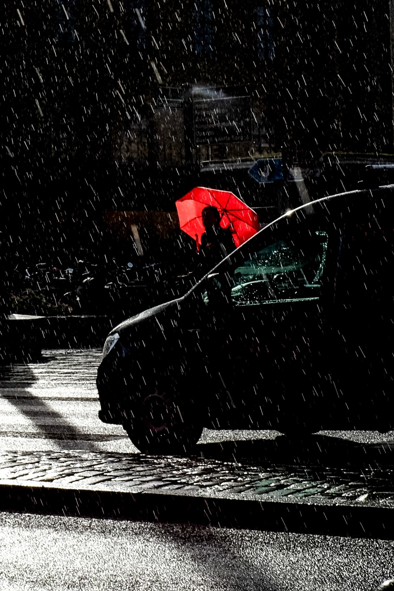 Rött paraply i regn